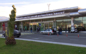 בשדה התעופה הבינלאומי בעיר באטומי